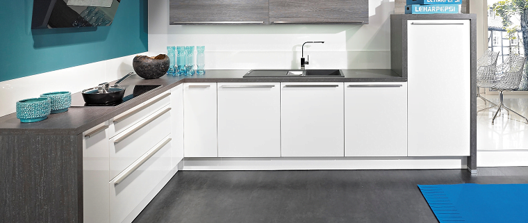 cucina bianca e grigia abbinata a un pavimento grigio scuro i muri azzurro e bianco creano contrasto cromatico