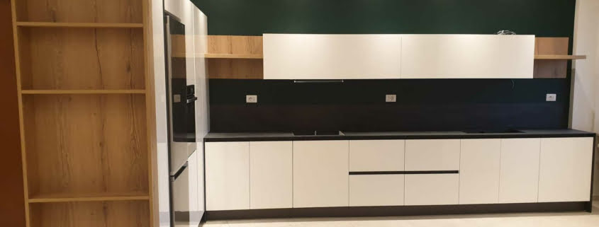 pavimento bianco per cucina bianca con elementi in legno che scaldano l'ambiente